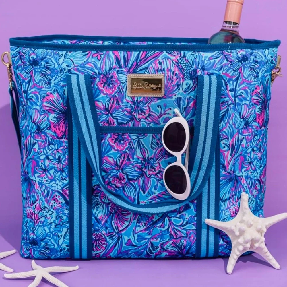 MOVING SALE: Lilly Pulitzer Blue and Pink Cooler Bag - Picture 4 of 13